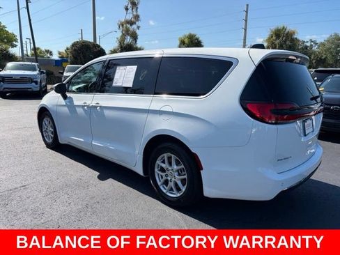Used 2023 Chrysler Pacifica Touring-L FWD image 4