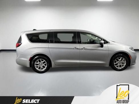 Used 2023 Chrysler Pacifica Touring-L FWD image 5