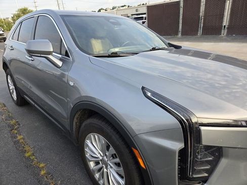 Used 2024 Cadillac XT4 Luxury w/ Cold Weather Package FWD image 3