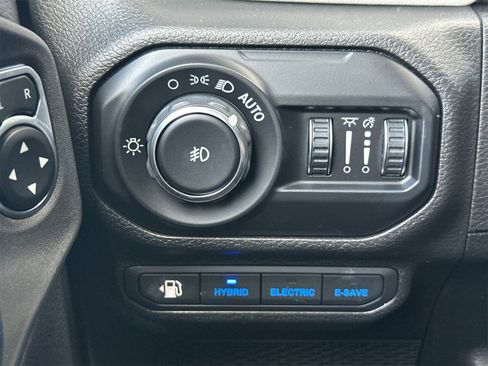 Used 2022 Jeep Wrangler Unlimited Sahara image 31