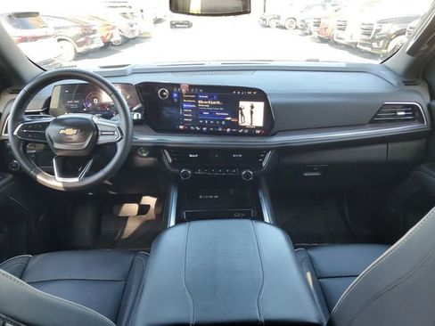 Used 2025 Chevrolet Suburban Premier RWD image 10