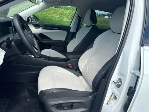 Used 2025 Volkswagen Tiguan SE AWD/4WD image 11