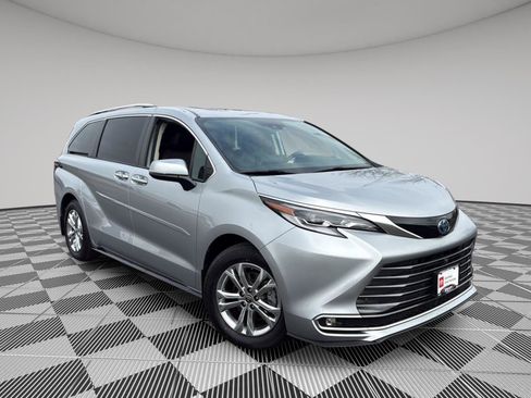Used 2022 Toyota Sienna Platinum image 1