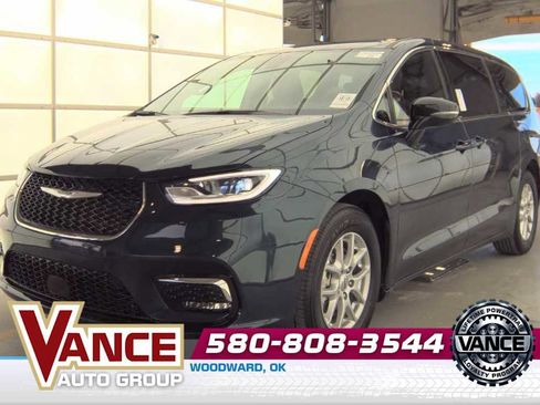 Used 2025 Chrysler Pacifica Select image 1