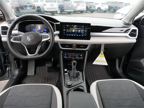 Certified 2025 Volkswagen Taos SE image 22