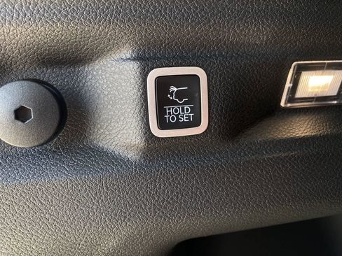 Used 2025 Jeep Grand Cherokee L Laredo image 25