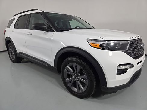 Used 2021 Ford Explorer XLT w/ Equipment Group 202A image 7