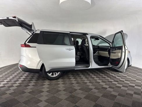 Used 2023 Kia Carnival LX image 16