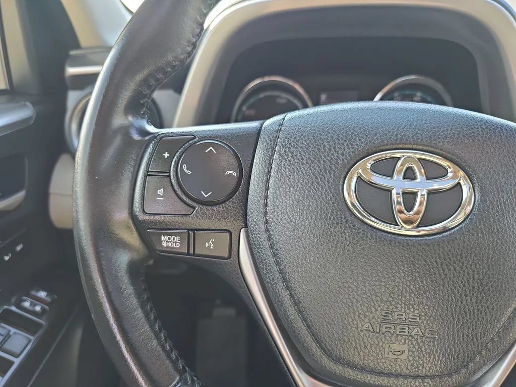 Used 2018 Toyota RAV4 Limited AWD/4WD image 18