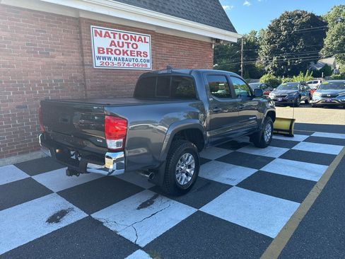 Used 2017 Toyota Tacoma SR5 AWD/4WD image 3