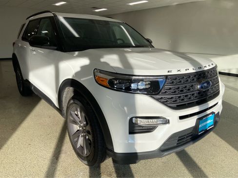 Used 2023 Ford Explorer XLT w/ Equipment Group 202A image 3