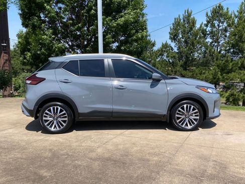 Used 2024 Nissan Kicks SV FWD image 7