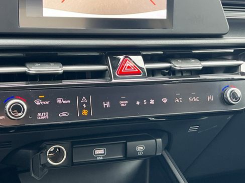 Used 2025 Kia Niro LX image 22