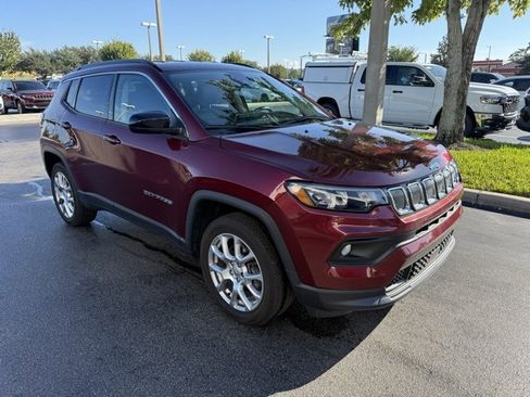 Used 2022 Jeep Compass Latitude image 3