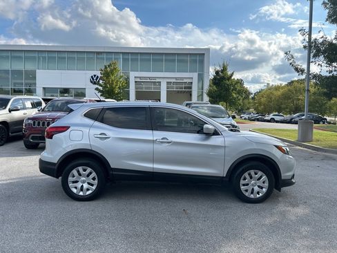 Used 2019 Nissan Rogue Sport S image 2