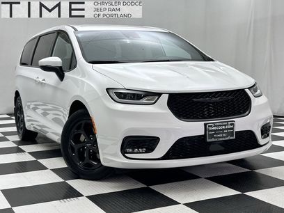 Used 2023 Chrysler Pacifica Touring-L w/ Uconnect Theater Family Group