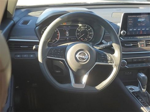 Used 2024 Nissan Altima 2.5 SV image 11
