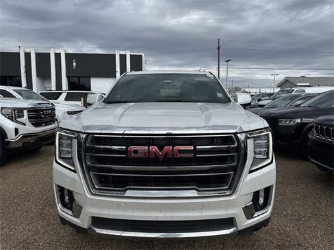 Used 2022 GMC Yukon XL SLT w/ SLT Luxury Package image 2