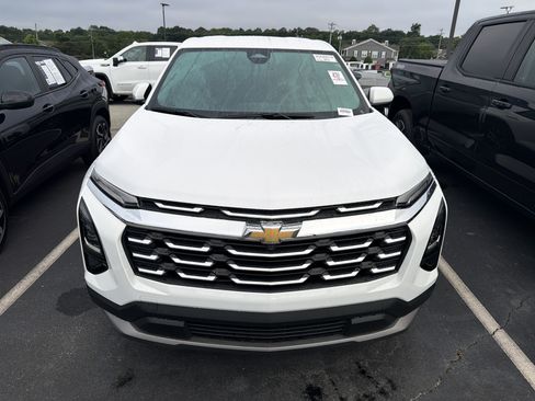 Used 2026 Chevrolet Equinox LT FWD image 3
