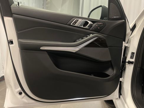 Used 2025 BMW X7 xDrive40i w/ Premium Package image 12