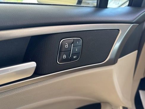 Used 2017 Ford Fusion SE w/ Fusion SE Technology Package FWD image 12