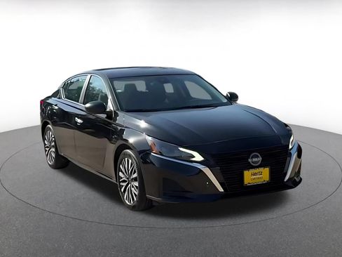 Used 2025 Nissan Altima 2.5 SV FWD image 3