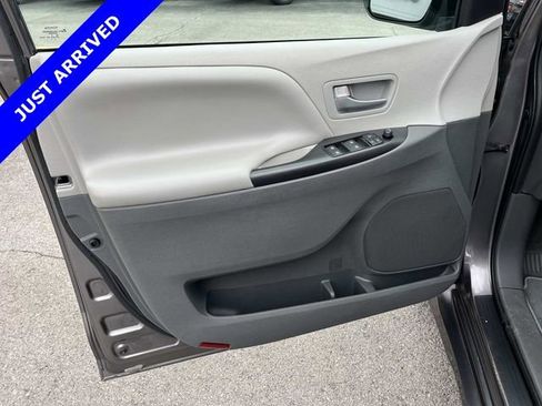 Used 2020 Toyota Sienna LE w/ LE Preferred Package image 23