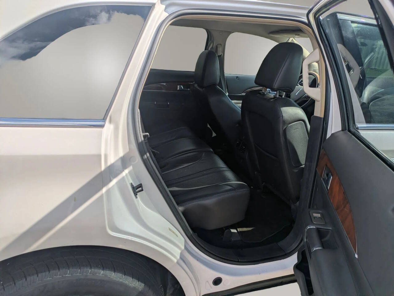 Used 2011 Lincoln MKX 2WD w/ Wood Pkg image 27