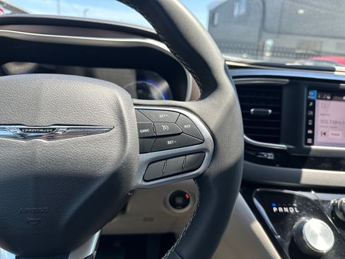 Used 2023 Chrysler Voyager LX FWD image 34