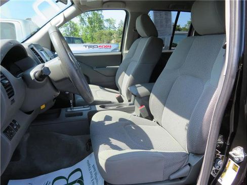 Used 2018 Nissan Frontier SV image 5