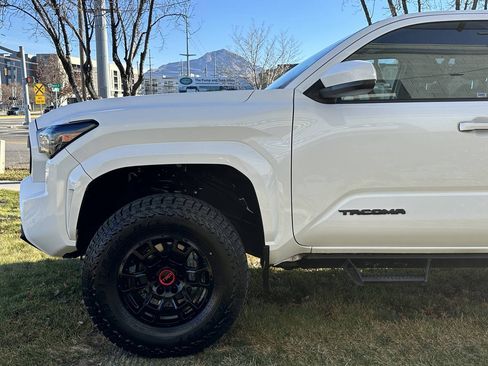 Used 2024 Toyota Tacoma SR5 AWD/4WD image 10