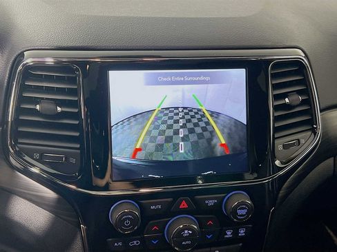 Used 2022 Jeep Grand Cherokee Laredo X image 14