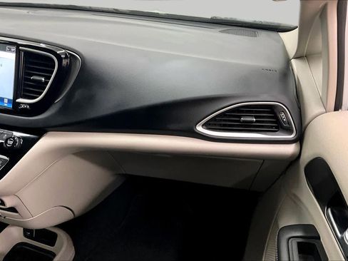 Used 2024 Chrysler Pacifica Touring-L FWD image 18