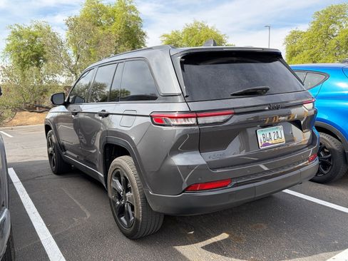 Used 2022 Jeep Grand Cherokee Altitude RWD image 4