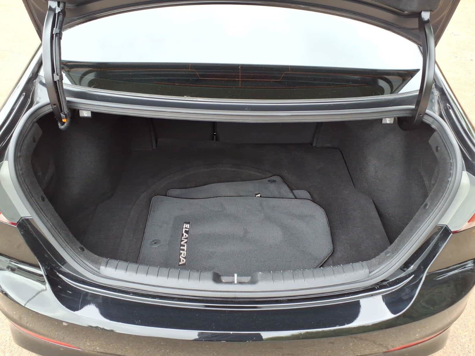 Used 2017 Hyundai Elantra SE FWD image 6