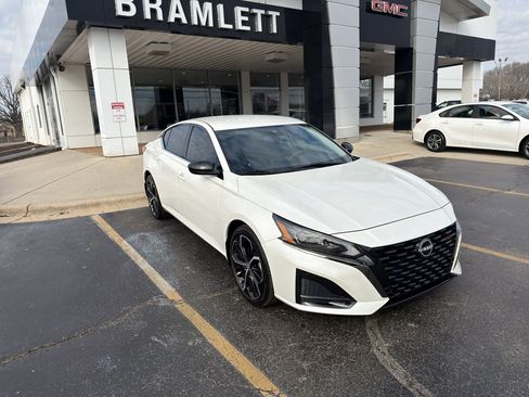 Used 2024 Nissan Altima 2.5 SR image 3