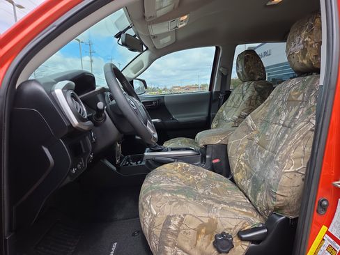 Used 2016 Toyota Tacoma SR5 w/ SR5 Appearance Package (SN) image 10