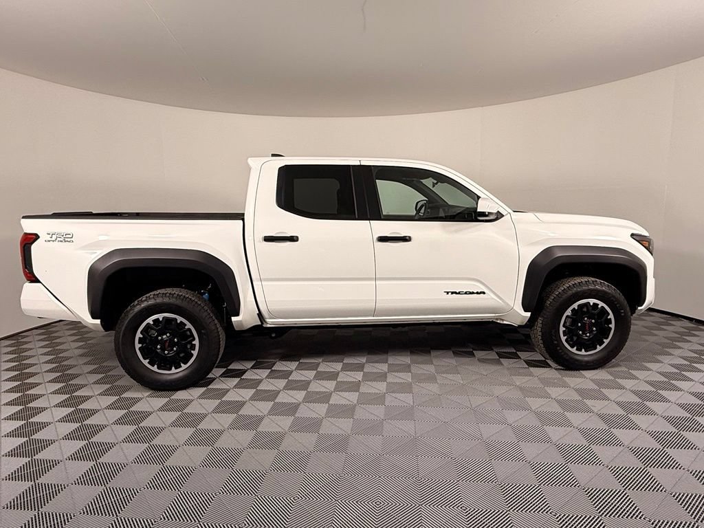 Certified 2025 Toyota Tacoma TRD Off-Road AWD/4WD image 7