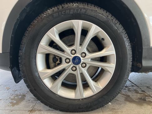 Used 2019 Ford Escape SEL image 9