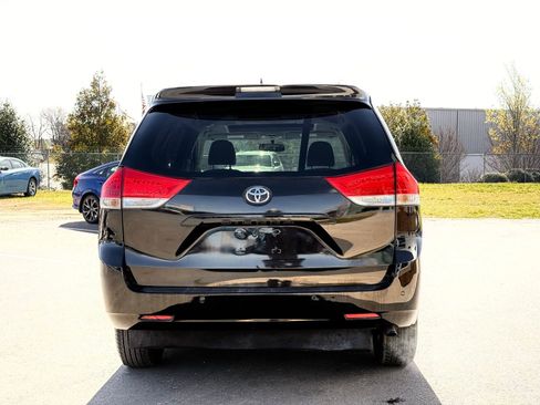 Used 2013 Toyota Sienna XLE w/ Premium Pkg image 7