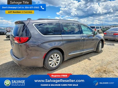 Used 2017 Chrysler Pacifica Touring-L FWD image 4