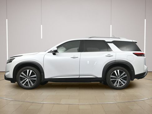 Certified 2025 Nissan Pathfinder Platinum w/ Cargo Package FWD image 32