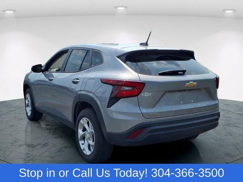 Used 2024 Chevrolet Trax LS w/ LS Convenience Package FWD image 4