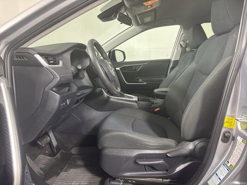 Used 2021 Toyota RAV4 LE image 11