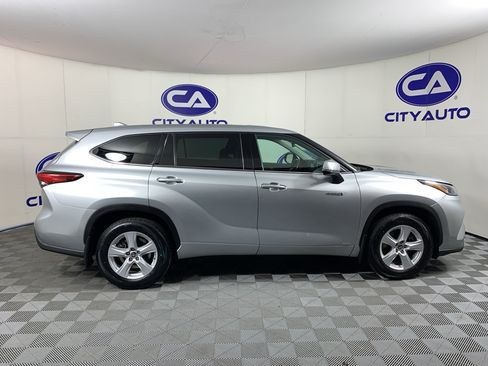 Used 2020 Toyota Highlander LE AWD/4WD image 2