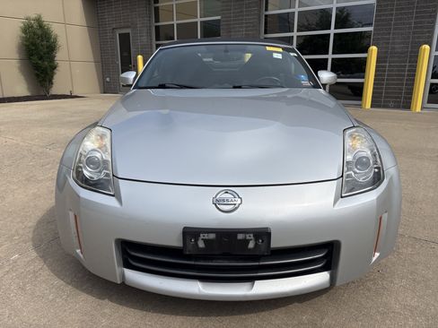Used 2008 Nissan 350Z Touring RWD image 3
