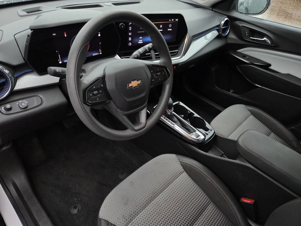 Used 2025 Chevrolet Trax LT FWD image 13