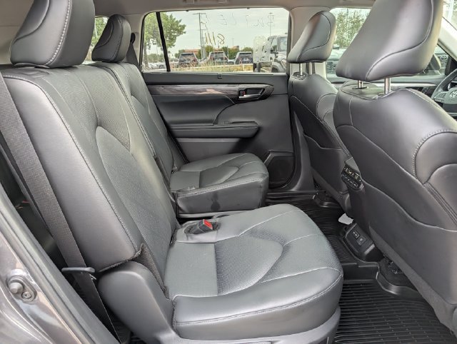 Used 2024 Toyota Highlander Platinum FWD image 33