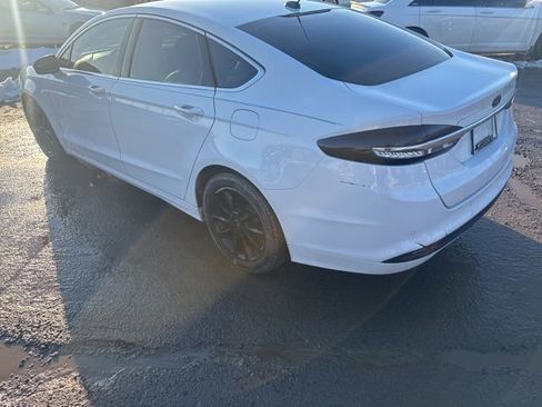 Used 2017 Ford Fusion SE w/ Fusion SE Technology Package image 9