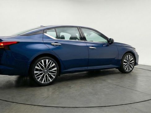 Used 2025 Nissan Altima 2.5 SV image 9